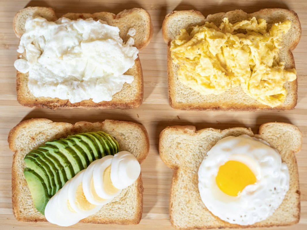 Huevos revueltos con vegetales y pan integral